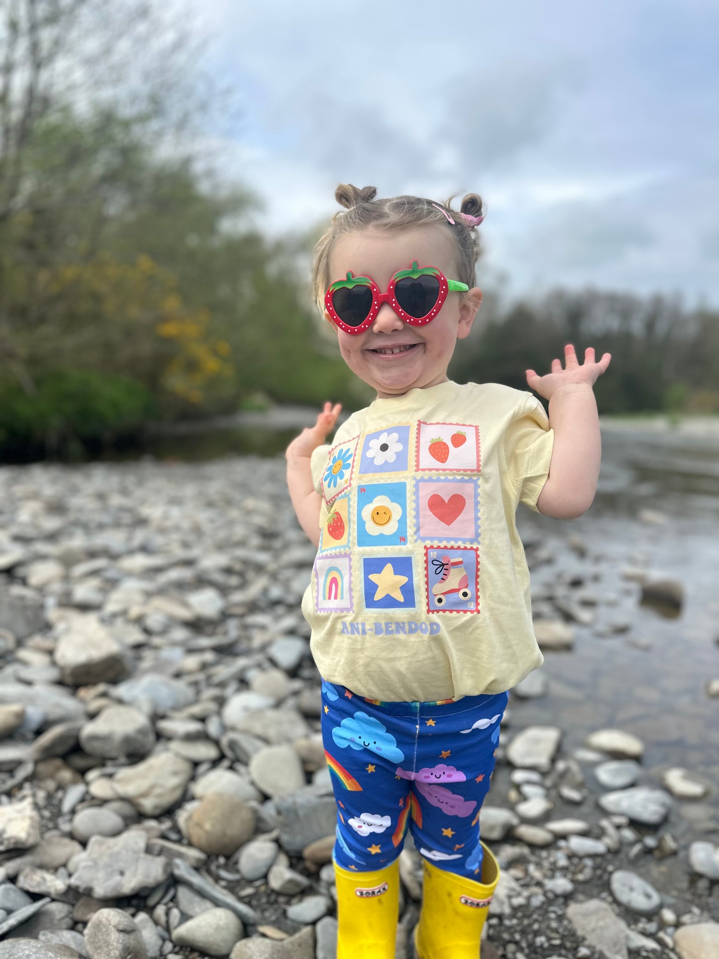 Crys t stampiau lliwgar ani-bendod | ani-bendod colourful stamps tee
