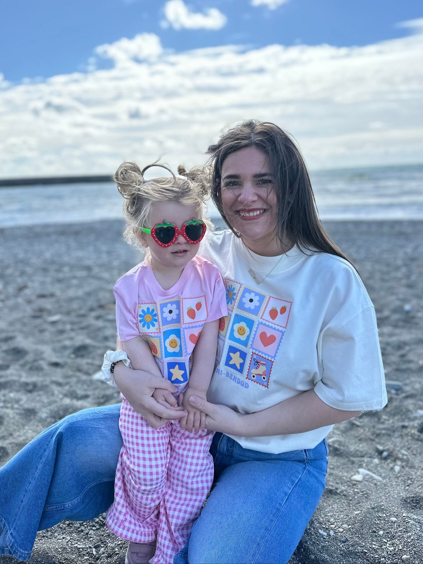Crys t stampiau lliwgar ani-bendod | ani-bendod colourful stamps tee