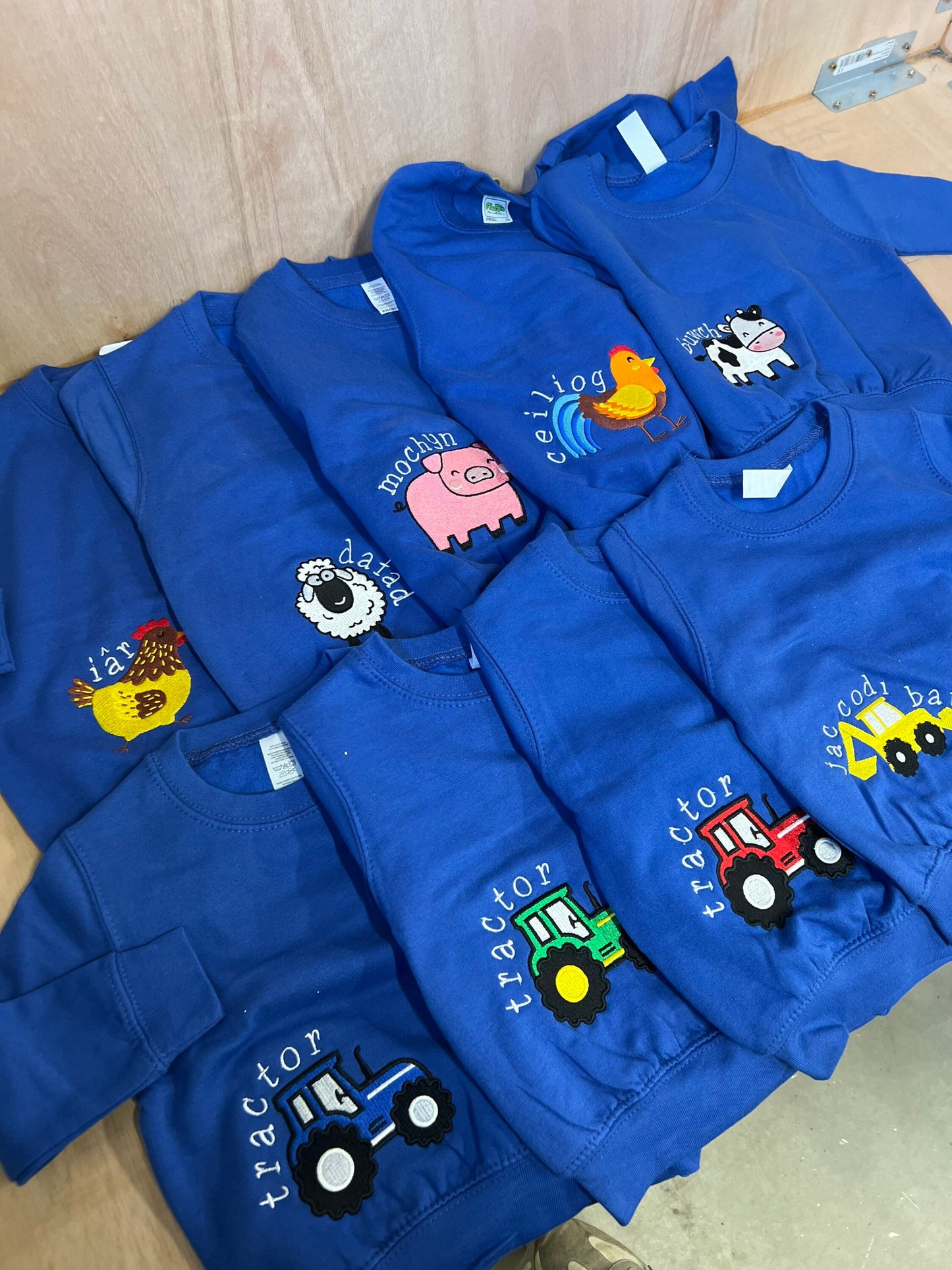 GLAS- Siwmper y fferm ani-bendod farm Sweatshirt BLUE
