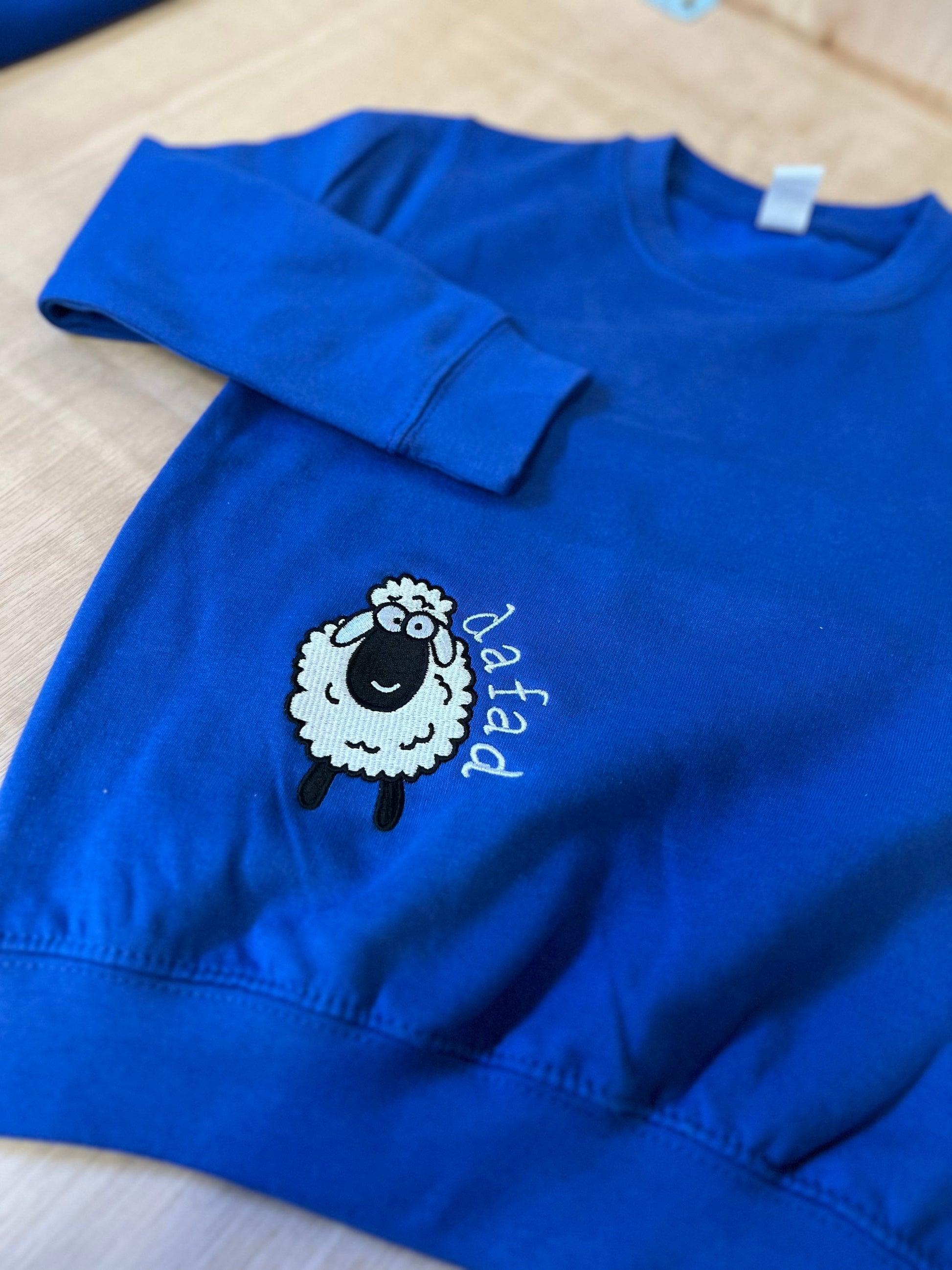 GLAS- Siwmper y fferm ani-bendod farm Sweatshirt BLUE