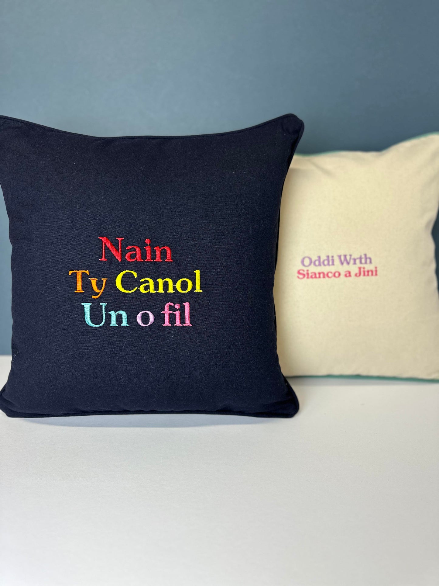 Clustog Sul y Mamau- ani-bendod Mother's day Cushion
