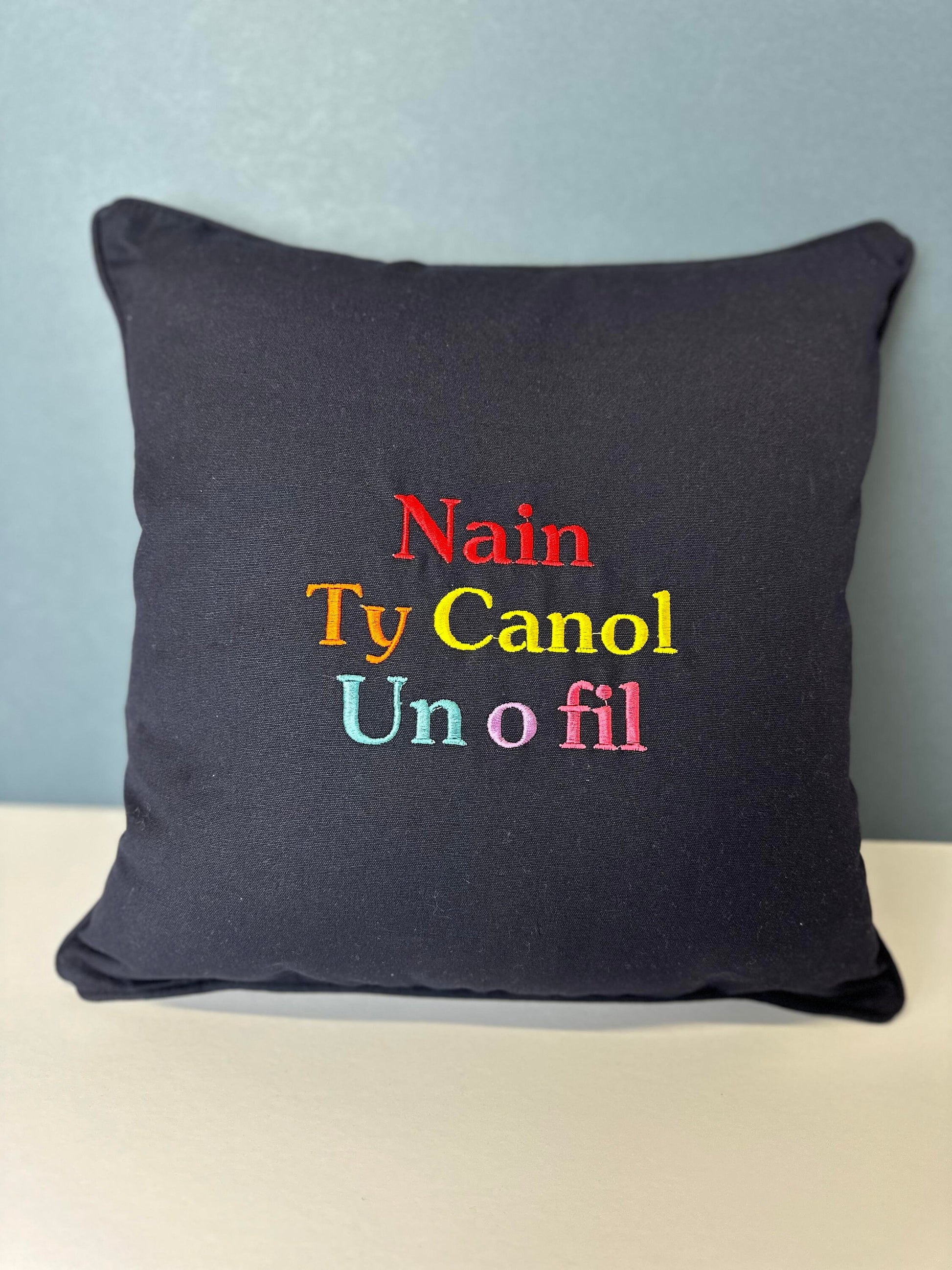 Clustog Sul y Mamau- ani-bendod Mother's day Cushion