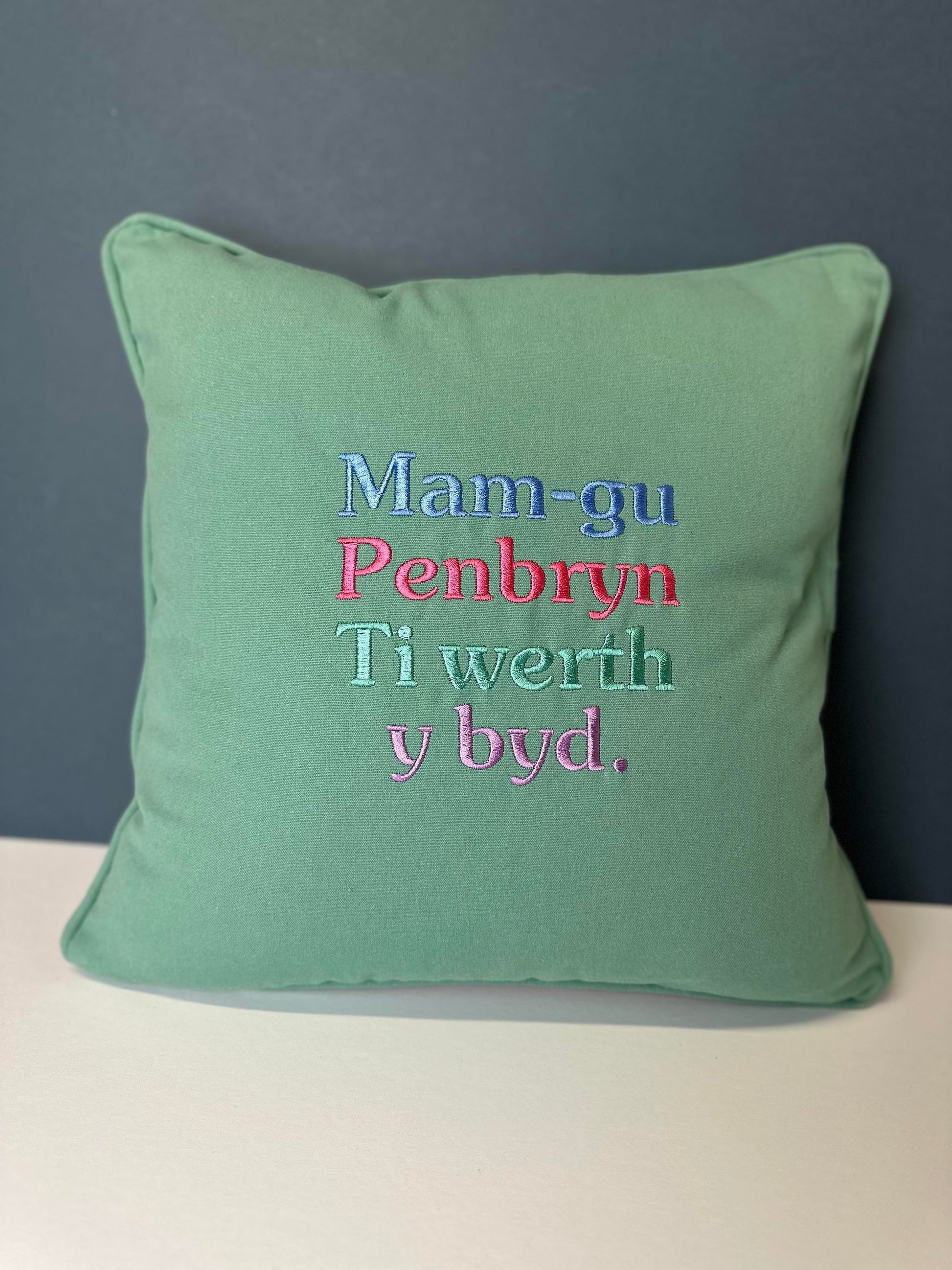 Clustog Sul y Mamau- ani-bendod Mother's day Cushion