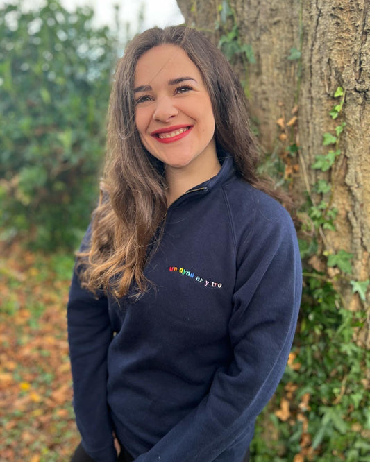 Un dydd ar y tro 1/4 zip sweatshirt ani-bendod