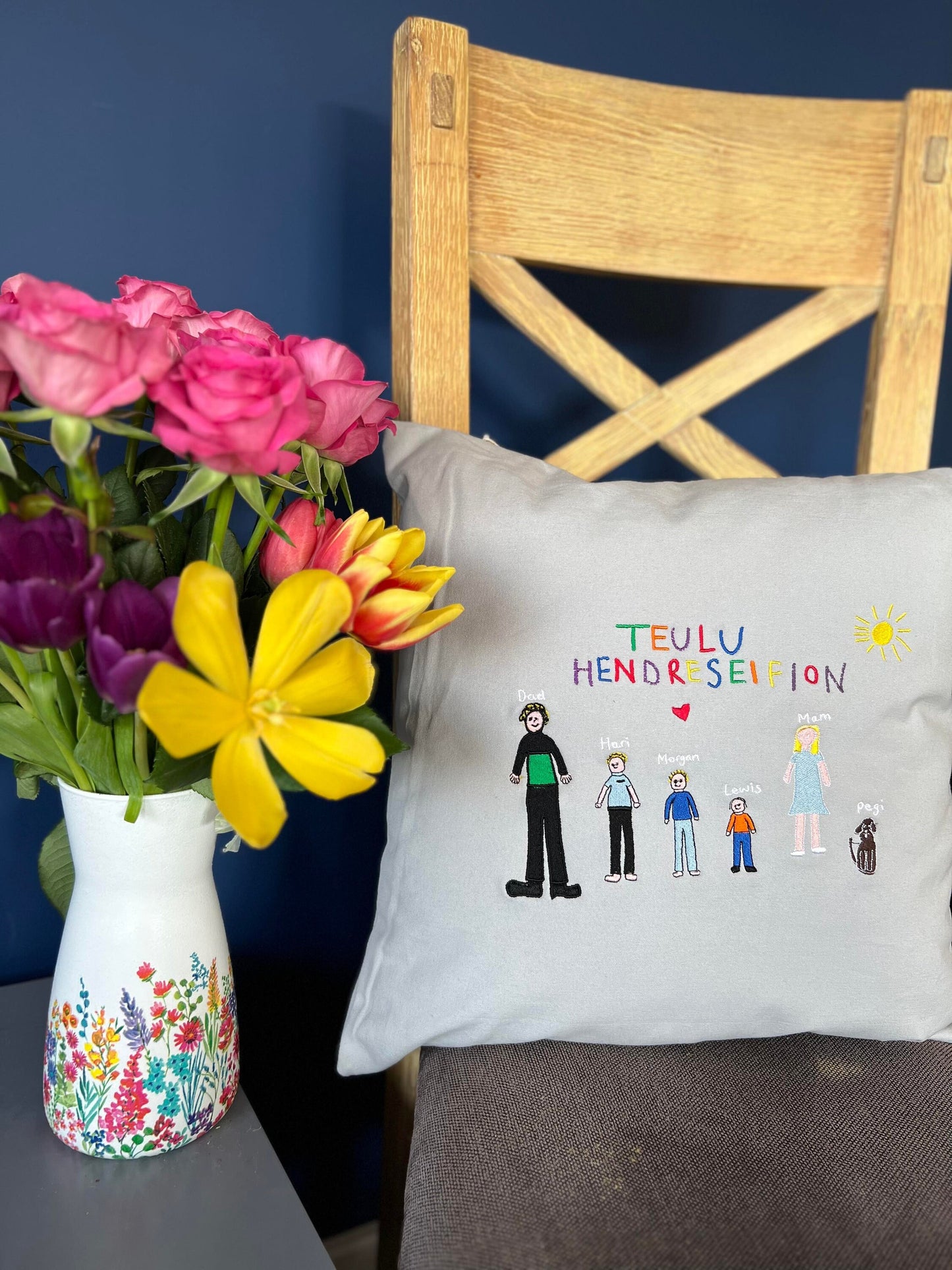 Clustog Sul y Mamau ani-bendod Mother's Day Cushion