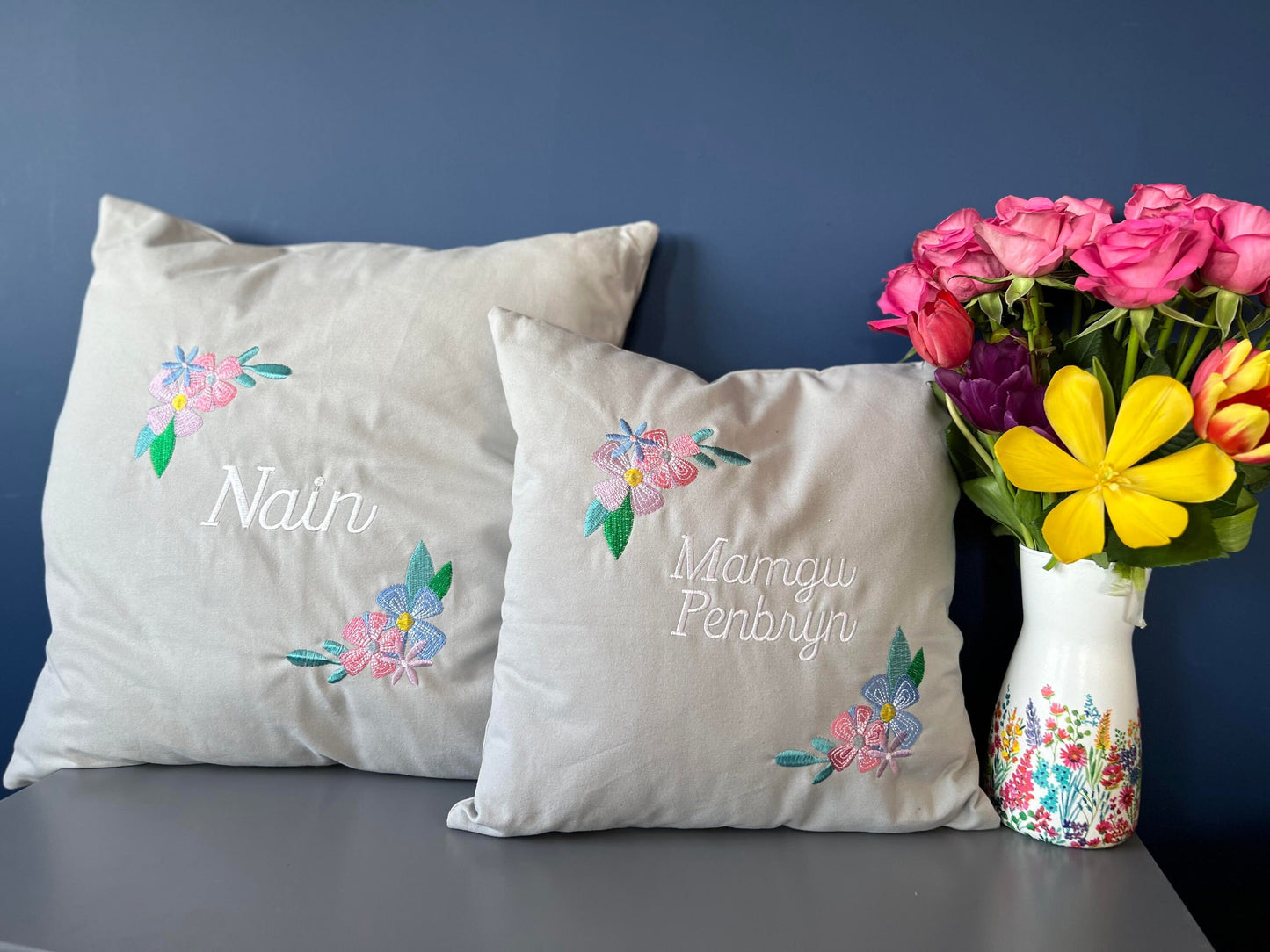 Clustog Sul y Mamau ani-bendod Mother's Day Cushion