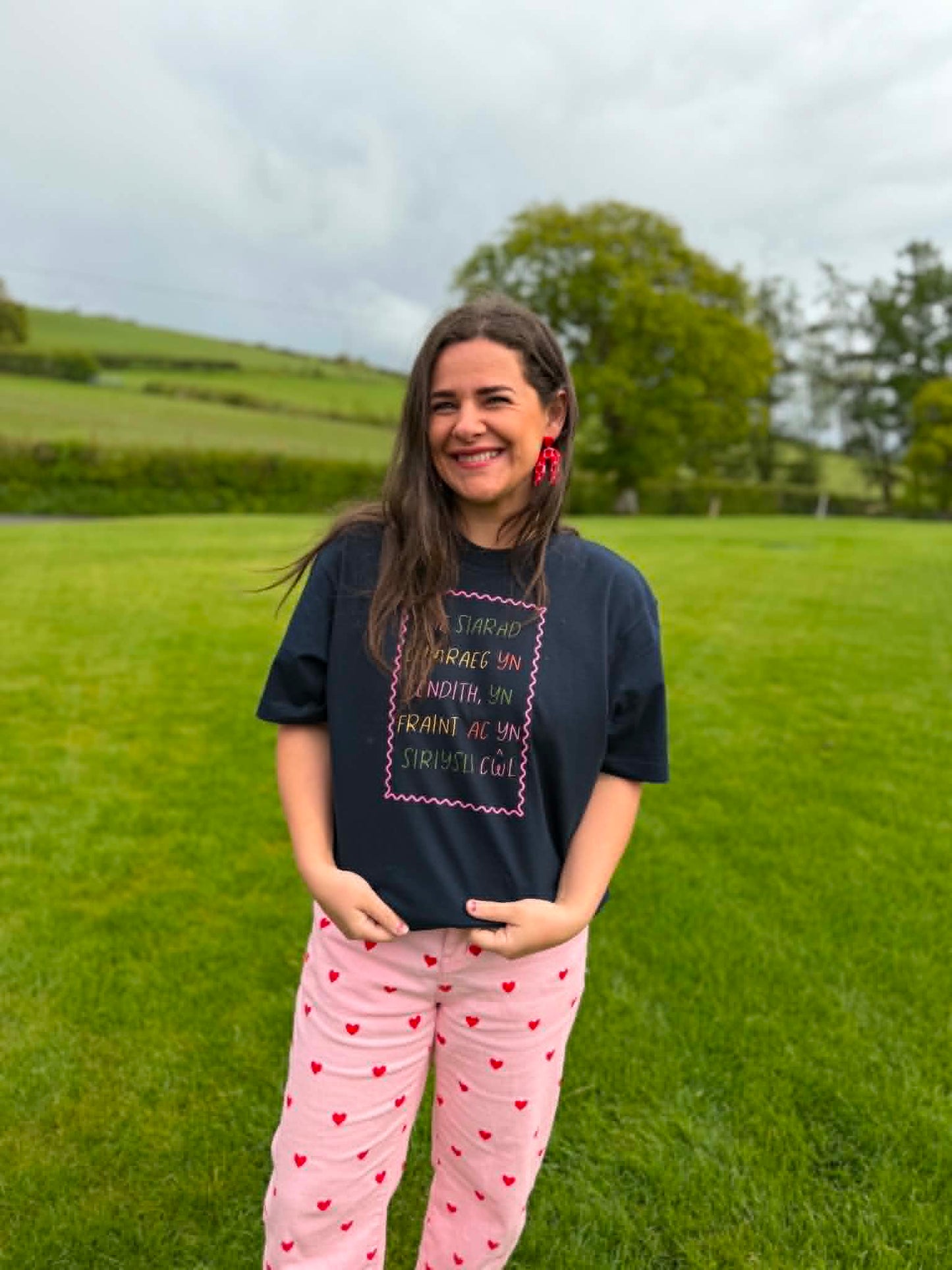 Crys T Oversized plant ac oedolion Mae Siarad Cymraeg yn fraint | Speaking Welsh is cool tee