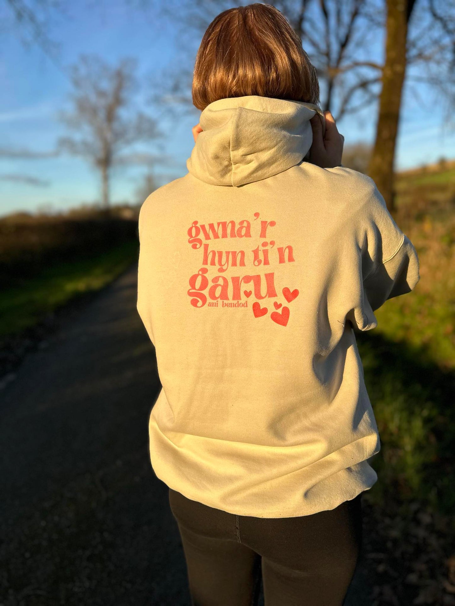 Hwdi Gwna'r hyn ti'n garu Hoody