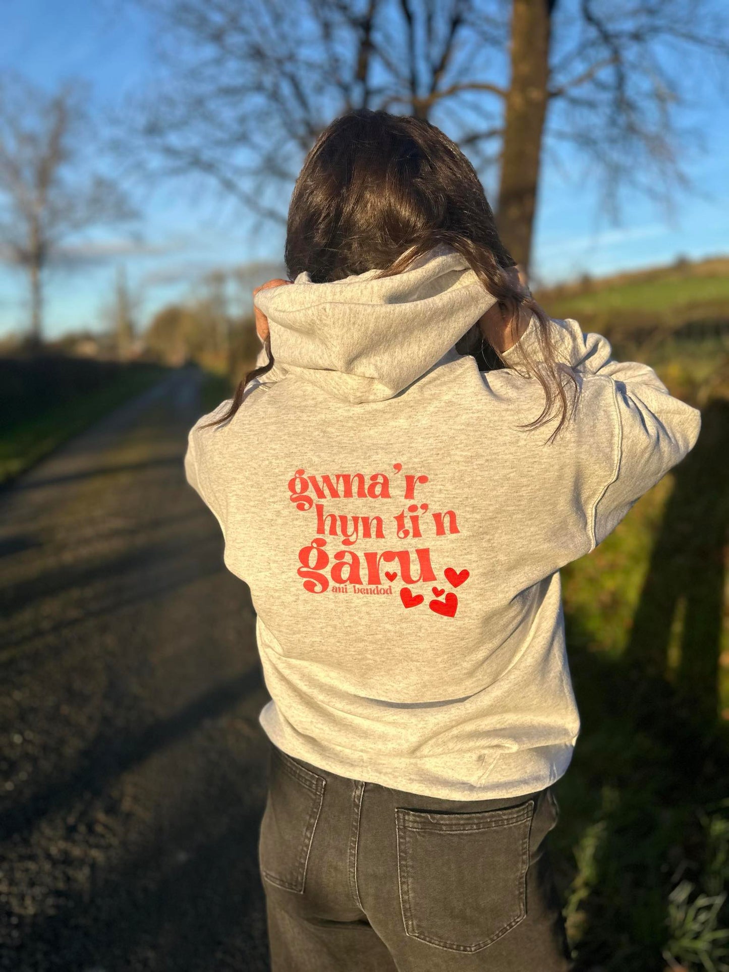 Hwdi Gwna'r hyn ti'n garu Hoody