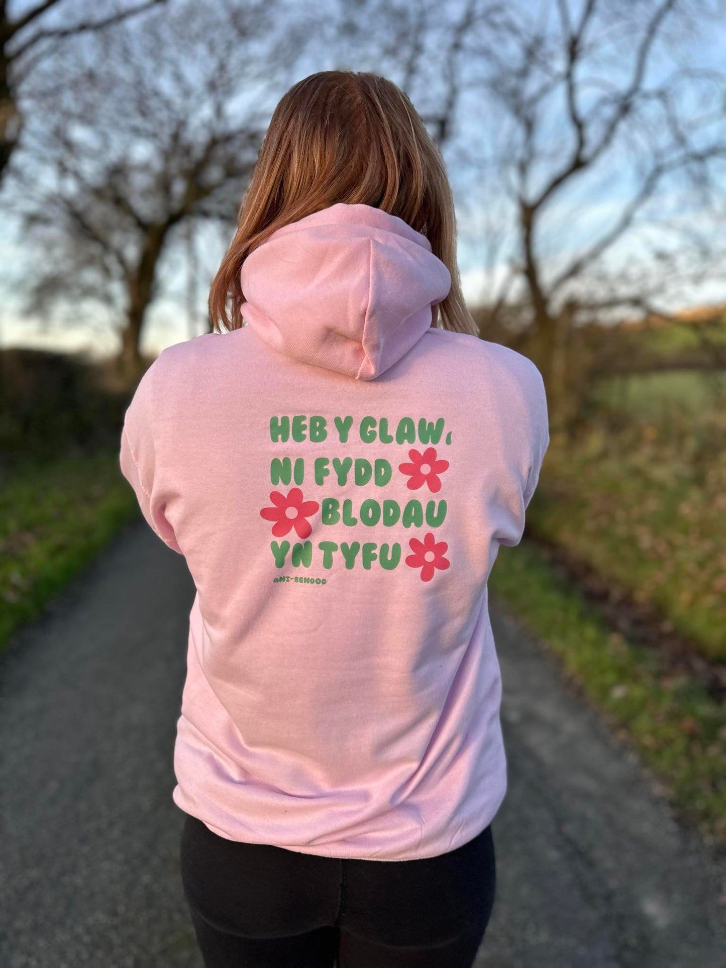 Hwdi Heb y glaw, ni fydd blodau'n tyfu Hoody