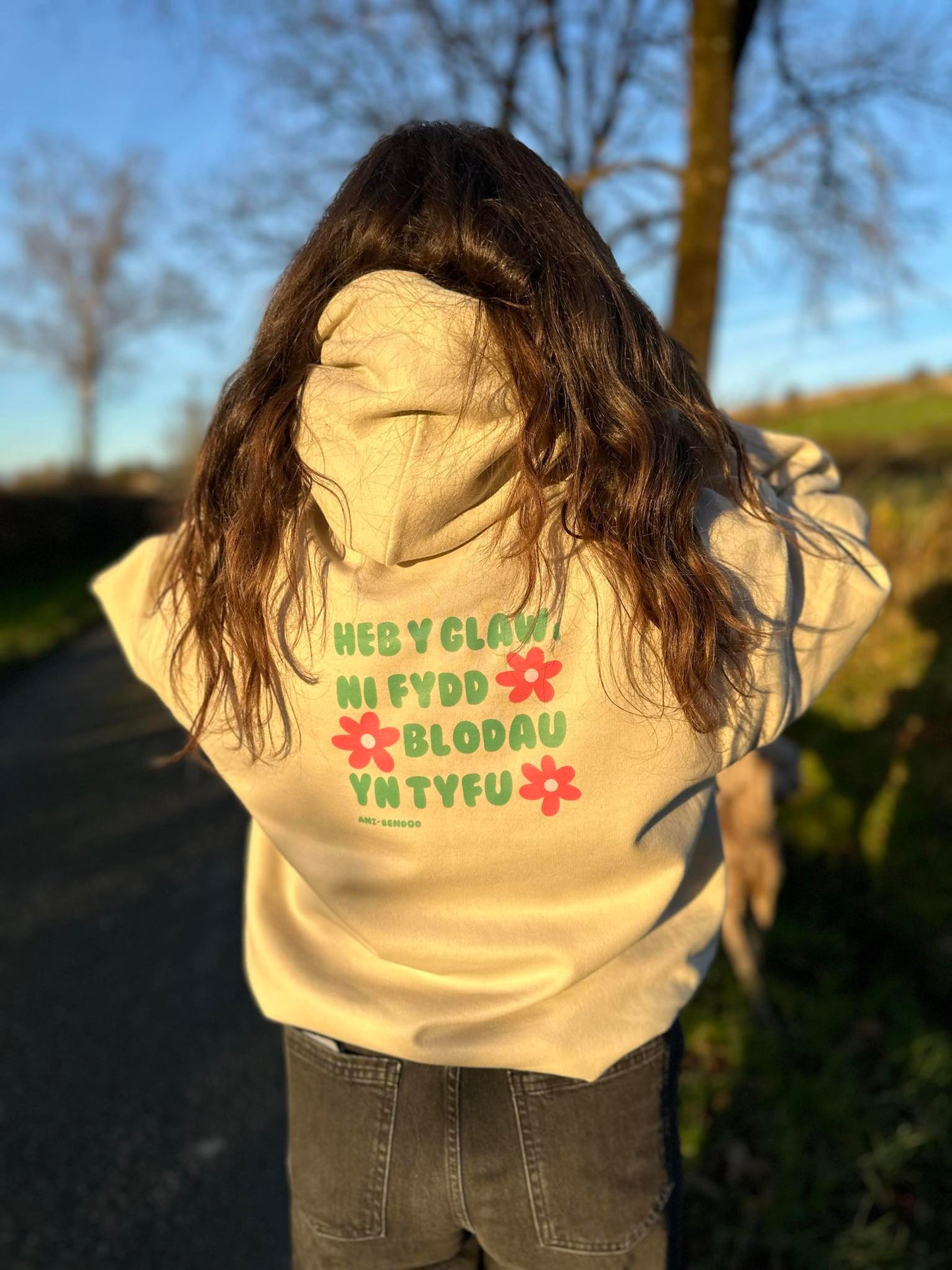 Hwdi Heb y glaw, ni fydd blodau'n tyfu Hoody