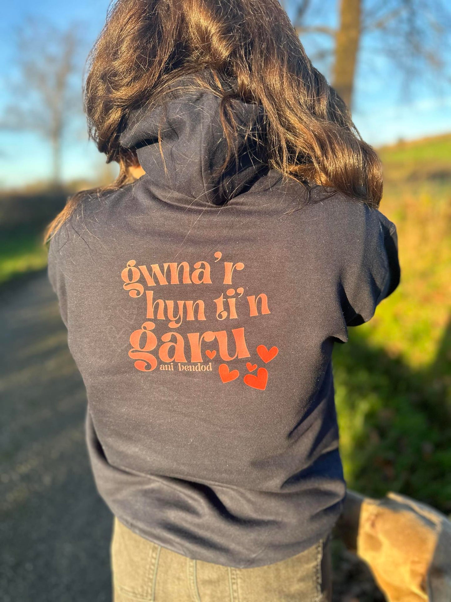 Hwdi Gwna'r hyn ti'n garu Hoody