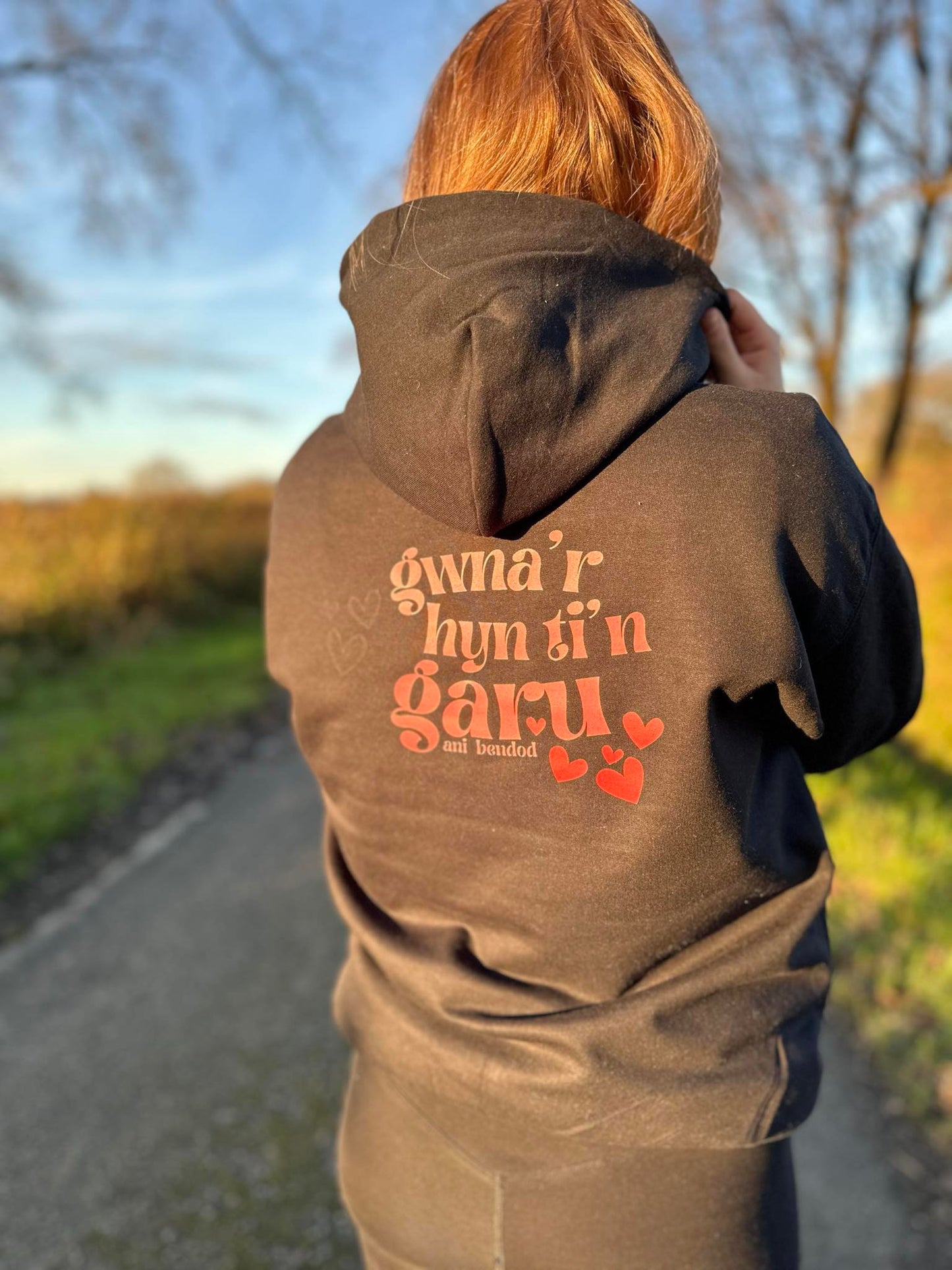 Hwdi Gwna'r hyn ti'n garu Hoody