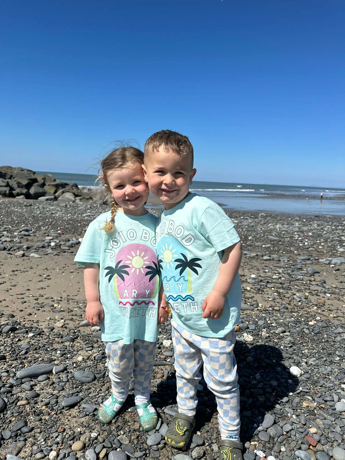 Crys T Joio bod ar y traeth | Joio bod ar y traeth tee