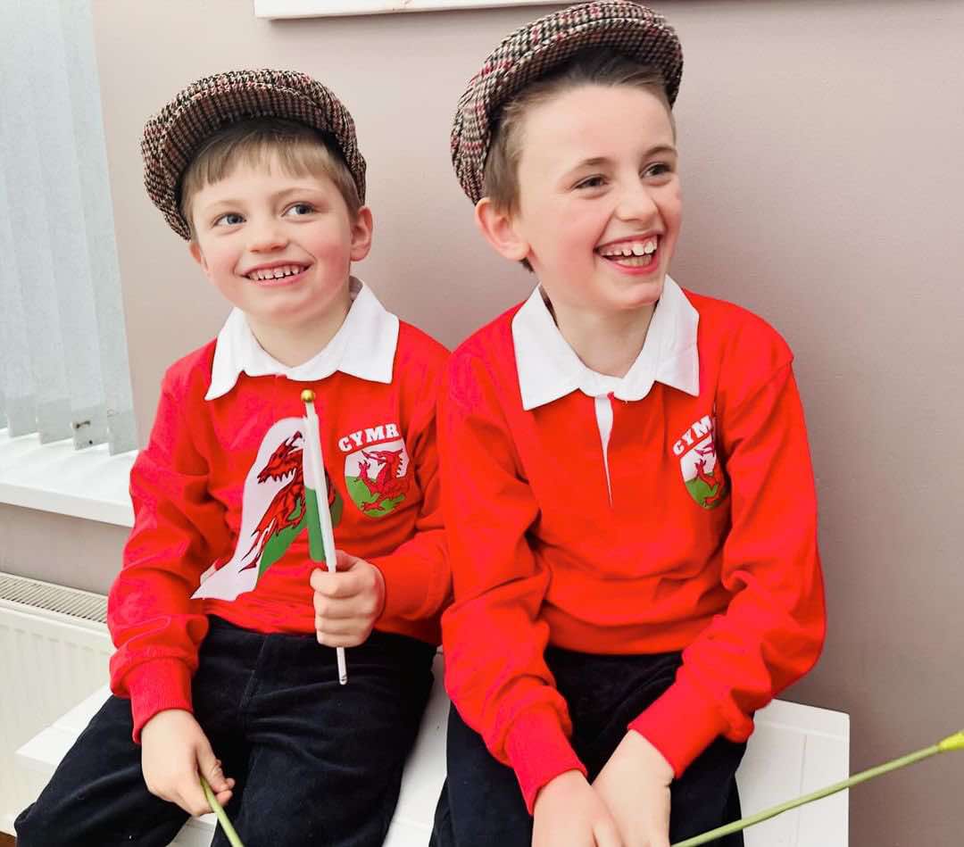 Crys rygbi Cymru- ani-bendod rugby shirt