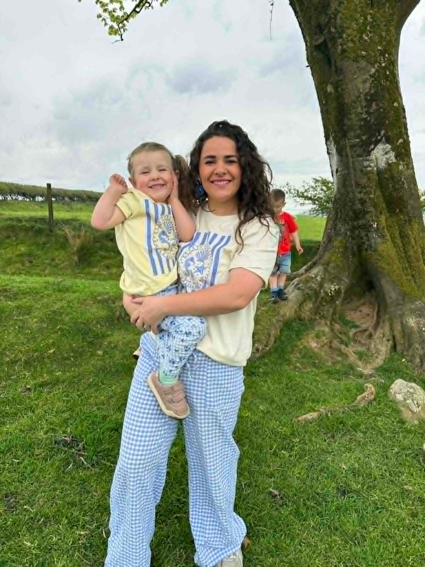Crys t 'Mi gwrddais i a merch fach ddel' plant ac oedolion | Kids and adult tee