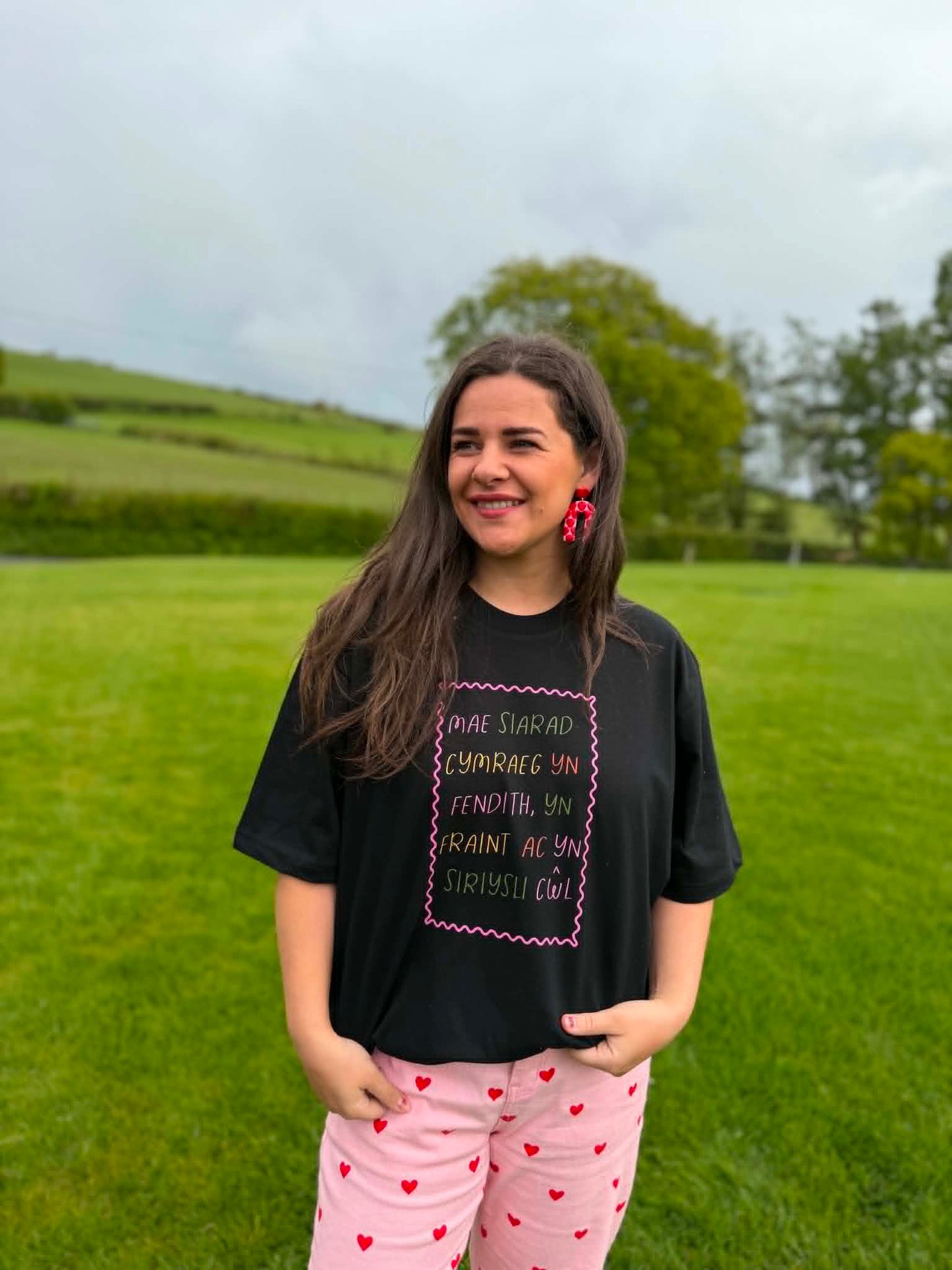 Crys T Oversized plant ac oedolion Mae Siarad Cymraeg yn fraint | Speaking Welsh is cool tee