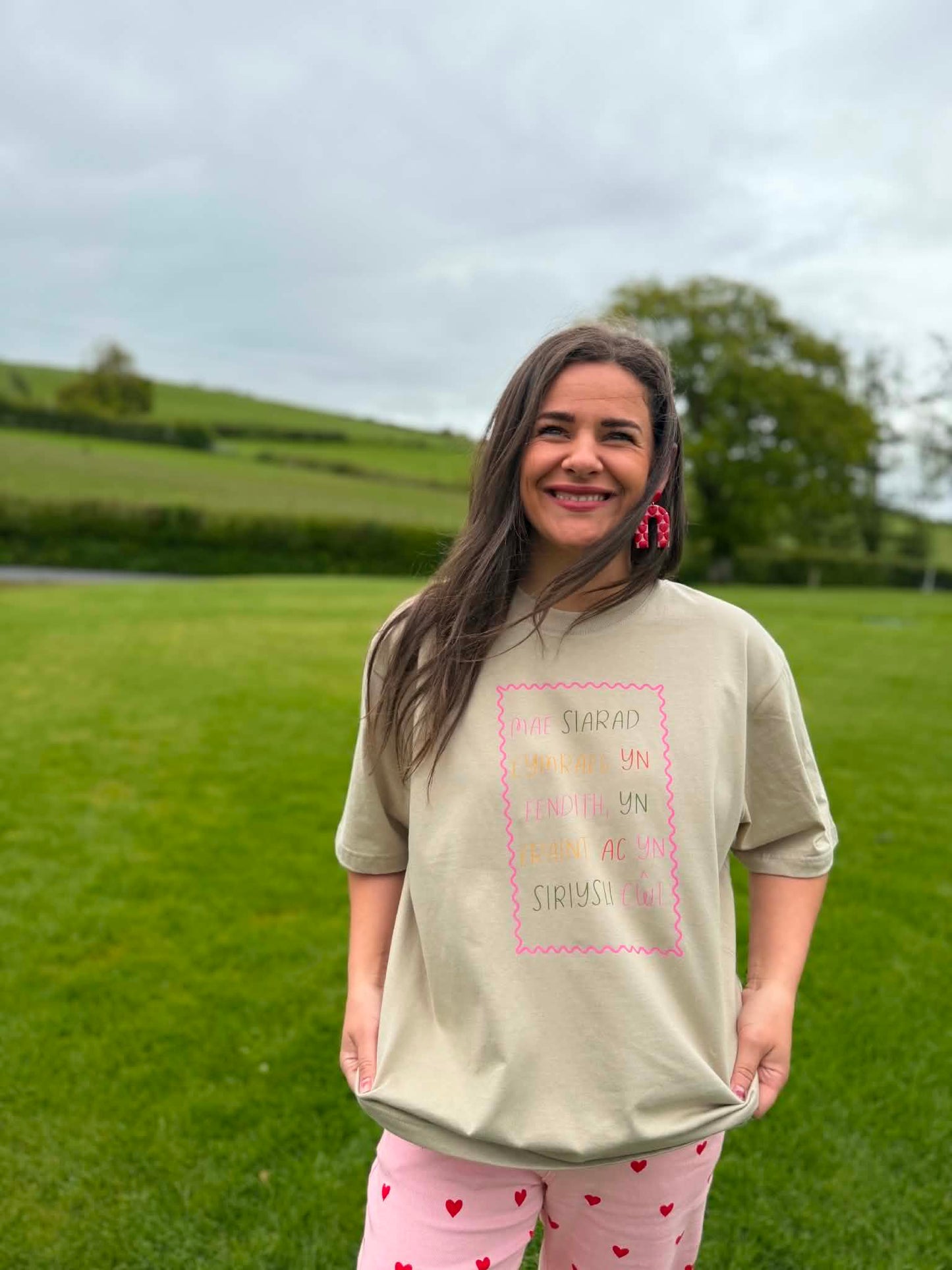 Crys T Oversized plant ac oedolion Mae Siarad Cymraeg yn fraint | Speaking Welsh is cool tee