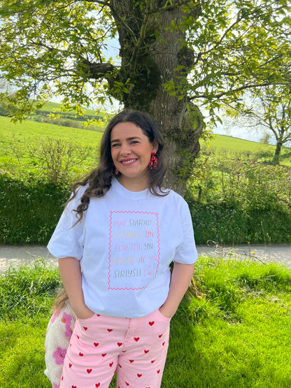 Crys T Oversized Mae Siarad Cymraeg yn fraint | Speaking Welsh is cool tee
