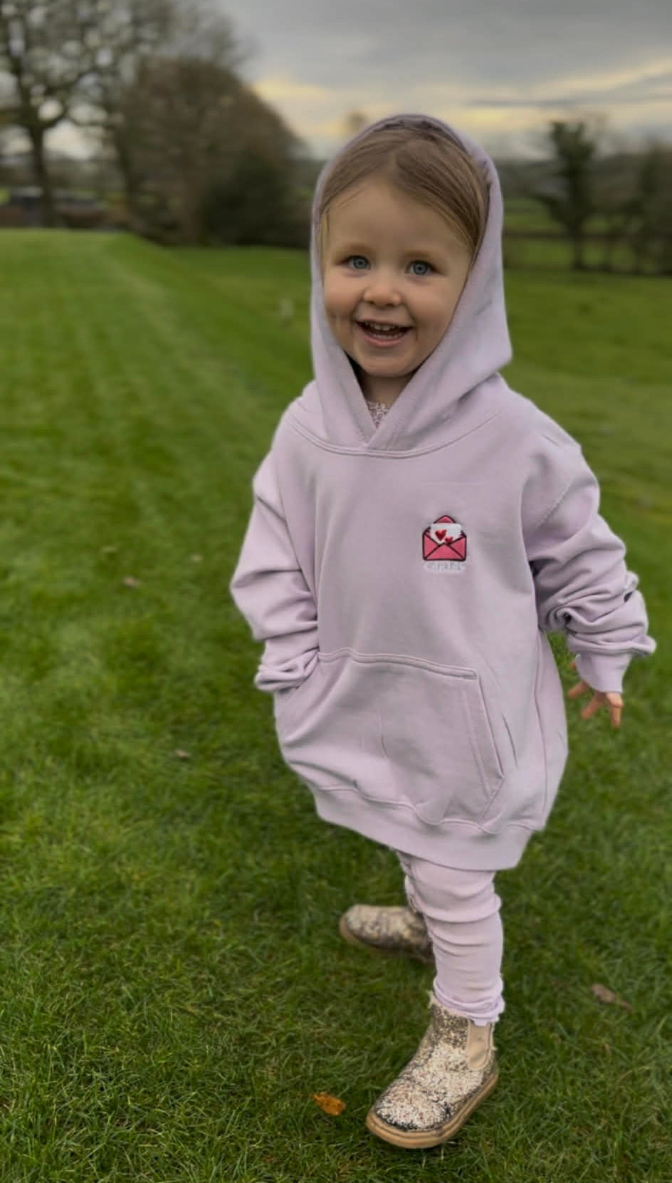 Hwdi Llythyron Cariad | Loveletters Hoody