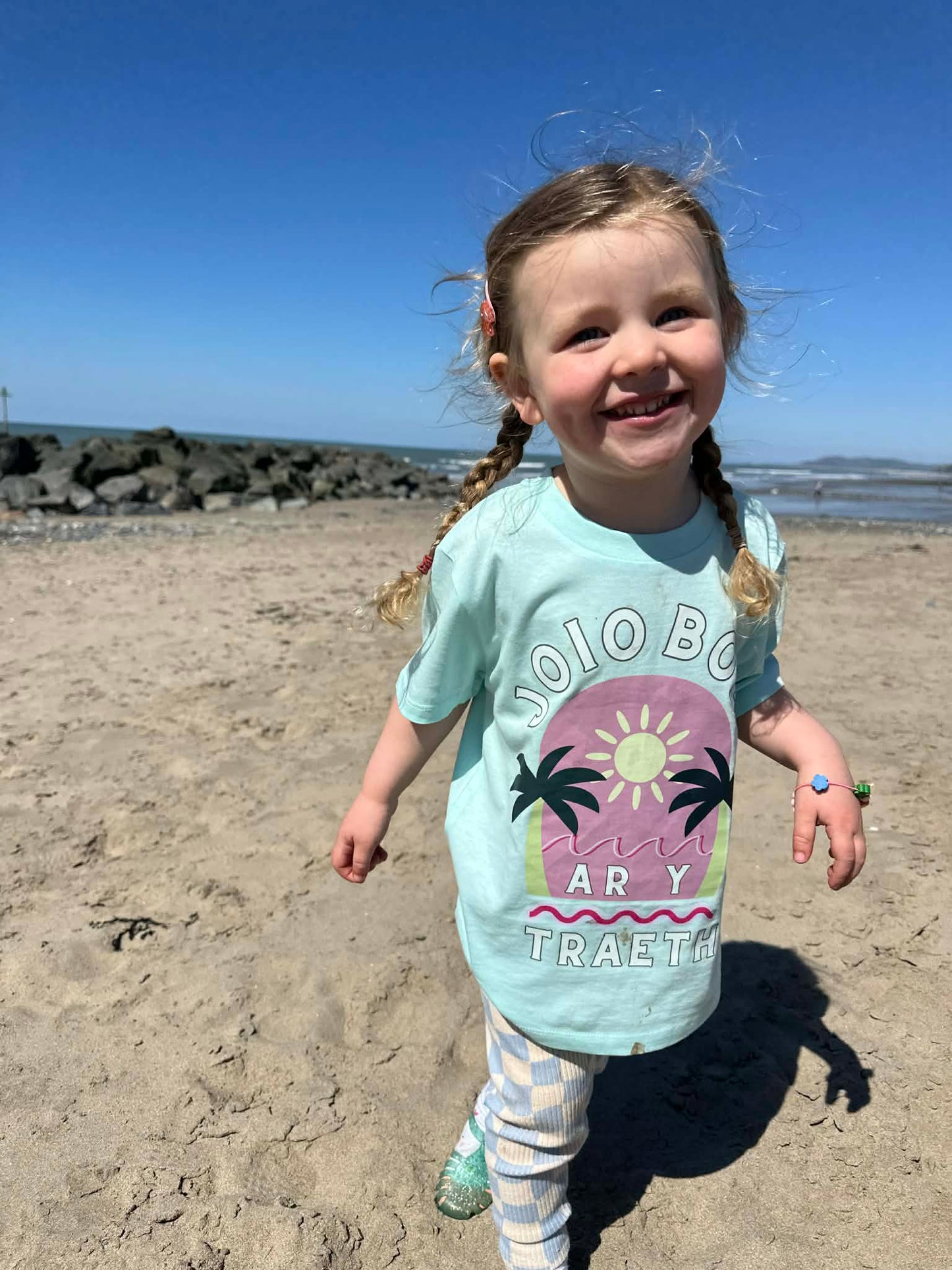 Crys T Joio bod ar y traeth | Joio bod ar y traeth tee