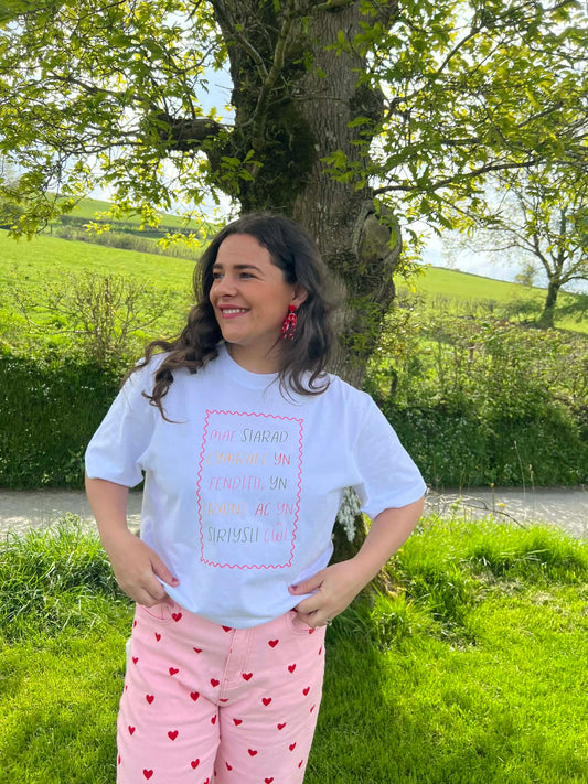 Crys T Oversized Mae Siarad Cymraeg yn fraint | Speaking Welsh is cool tee