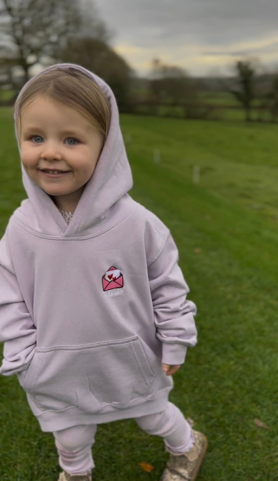 Hwdi Llythyron Cariad | Loveletters Hoody