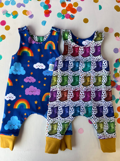 Ready to go-Romper Wellies/Rainbows ani-bendod