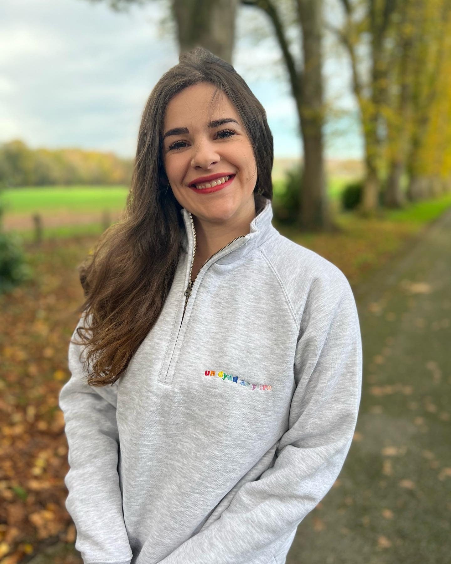 Un dydd ar y tro 1/4 zip sweatshirt ani-bendod