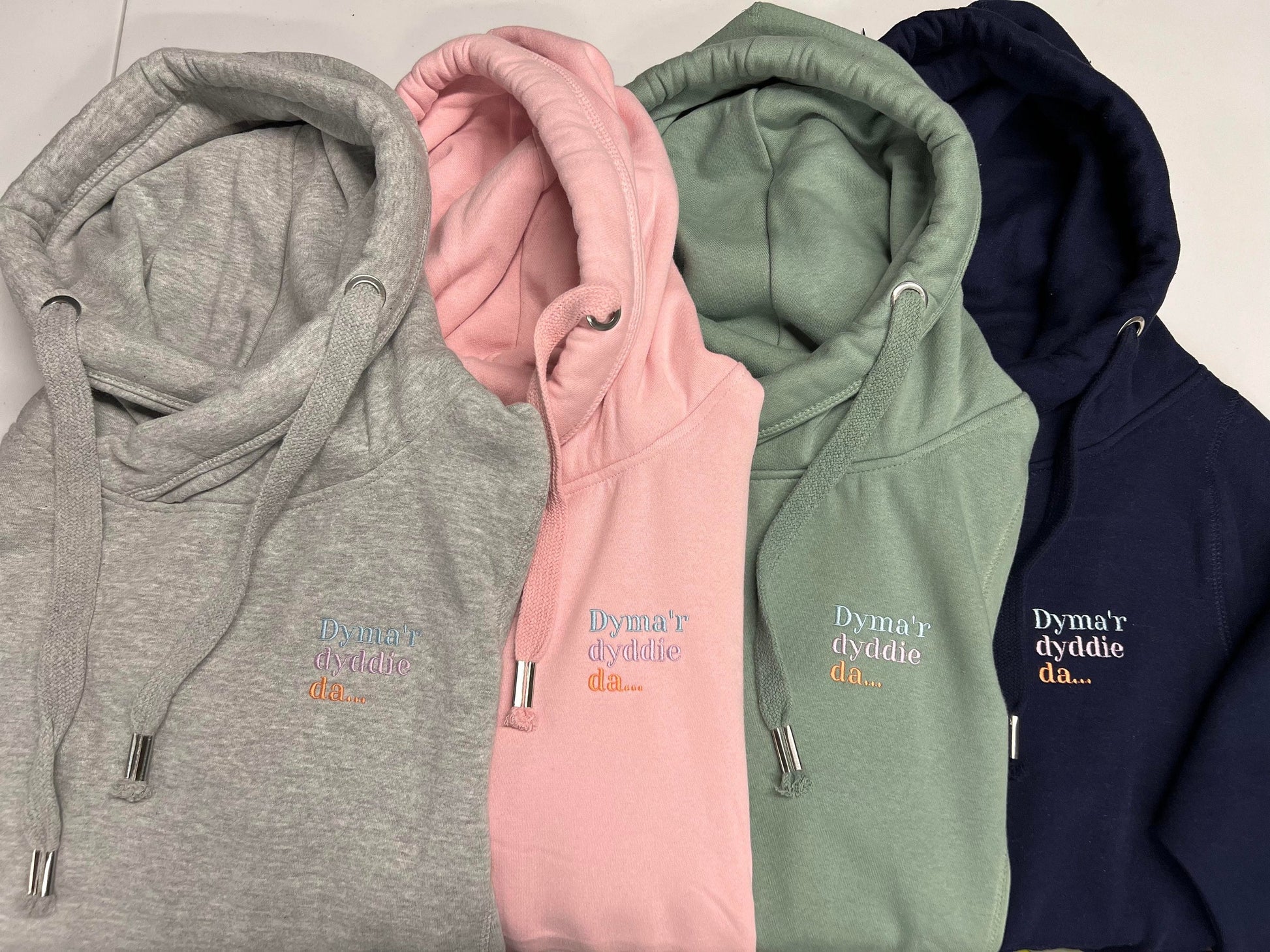 Dyma'r dyddie da- Cross neck hoody- ani-bendod